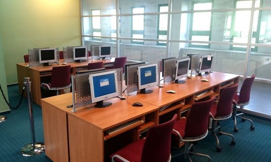 stanowiska komputerowe w bibliotece