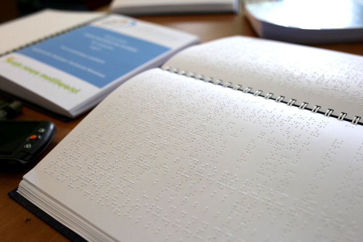 zdjęcie podręcznika w języku Braille'a